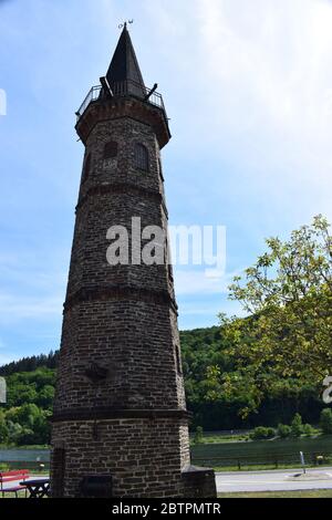 Mittelalterlicher Fährturm in Hatzenport, Moseltal in Deutschland Stockfoto