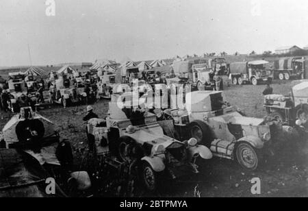 Britische Panzerwagen-Einheiten auf der Alarmbereitschaft nach einem Kampf mit Arabern. Fotoaufnahmen: Die mit mithelfenden Besatzungen einer britischen Panzerwagen-Einheit ruhen in ihrem Lager an Maschinen, während sie einen Kampf mit arabischen Terroristen in der Nähe von Nablush verfolgen, einem der Gefahrenpunkte in Palästina antijüdischer Randalierer. 17. September 1936 Stockfoto