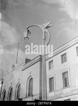 Flügel aus Licht. Standards für modernes Design mit Flügeln als Dekoration werden in Mare Street, Hackney, in der Nähe des Rathauses errichtet. Fotoausstellungen, die einen der Standards aufpassten. 21. April 1937 Stockfoto