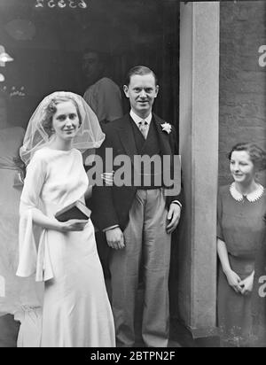 Evelyn Waugh heiratete in London. Evelyn Waugh, die Autorin, und Laura Herbert, die jüngste Tochter von Aubrey Herbert und dem verstorbenen Aubrey Herbert, waren in der Mariä Himmelfahrt-Kirche in der Warwick Street verheiratet. Die Braut wurde von ihrem 16-jährigen Schuljungen-Bruder Amberon verschenkt. Sie ist Verwandte des Grafen von Carnarvon und hat an der Royal Academy of Dramatic Art studiert. Das Paar war nur drei Monate beschäftigt. Foto zeigt, die Braut und Bräutigam verlassen die Kirche. 17. April 1937 Stockfoto