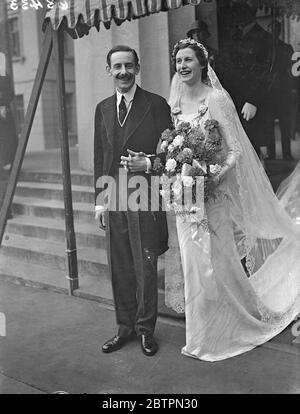 Militärische Hochzeit in der Guards Chapel. Bräutigam Sohn der Lady Leese. Kapitän Peter Leese von den Coldstream Guards, zweiter Sohn der Violet Lady leese, war in der Royal Military Chapel, Wellington Baracken, verheiratet, um Betty Dugdale, Tochter von Capt Jeffrey Dugdale zu vermissen. Die Braut trug einen langen Zug und eine lange Via aus alter Honiton-Spitze und Coldstream Guards Brosche, das Geschenk ihres Bräutigams. Foto zeigt die Braut mit ihrem Blumenstrauß aus scharlachroten Nelken, die nach der Hochzeit mit ihrem Bräutigam abgeht. 14. April 1937 Stockfoto