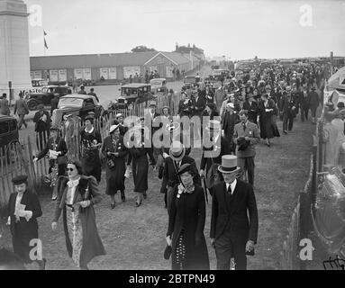 Modische Menge im Oaks. Modische Menge war bei Epsom anwesend, um die Oaks zu beobachten. "Ladies Day" wurde seinem Namen mit vielen markanten Kreationen gerecht. Foto zeigt, die Menge über den Kurs in Epsom 4 Juni 1937 Stockfoto