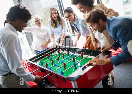 Mitarbeiter Spielen Table Soccer indoor Spiel im Büro während der Pausenzeit Stockfoto