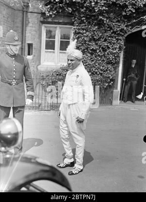 Abfahrt nach dem Kings Deich. Etwa tausend Präsentationen wurde dem König gemacht, als er einen Deich am St. James's Palace hielt. Foto zeigt, N D S Silva, OBE, nach dem Deich verlassen. 28 Mai 1937 Stockfoto