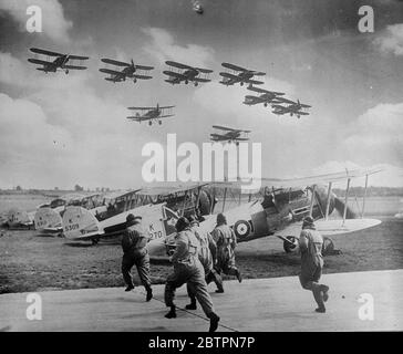 RAF wehren Angriff auf Northolt ab. Probe zum Empire Day. Die Royal Air Force Kämpfer und Bomber Piloten probten in Northolt die Flugvorzeigen, die sie am Empire Air Day, 29. Mai, auf der Station geben werden, wenn der Flugplatz, zusammen mit 52 anderen RAF-Einheiten, für die öffentliche Inspektion geöffnet sein wird. Foto zeigt, Verteidigung Gloster Gauntlet Piloten der Nummer 111 ( F ) Squadron eilen zu ihren Flugzeugen, um angreifende Maschinen abzuwehren. 24 Mai 1937 Stockfoto
