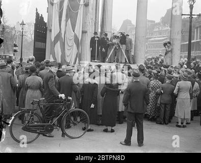 Fernsehtests entlang der Krönungsroute. Der Apparat, der benutzt wird, um den Prunk der Krönung zu übertragen, wurde entlang der Strecke der Prozession getestet und Menschenmengen an Hyde Park Corner standen Schlange, um im Fernsehen übertragen zu werden. Die Fernsehübertragung der Krönung wird der erste großangelegte Fernsehversuch in der Welt sein. Fotoserien: Fernsehübertragung der Massen im Hyde Park Corner während des Tests. 16 Mai 1937 Stockfoto