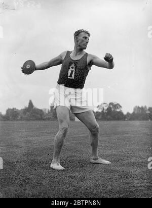 Speerwurf auf Polizei-Meisterschaften. Die Metropolitan Police Athletic Championships fanden am Imber Court, Surrey, statt. Fotoschauen: Diskuswurf auf die Veranstaltung. 16 Juni 1937 Stockfoto