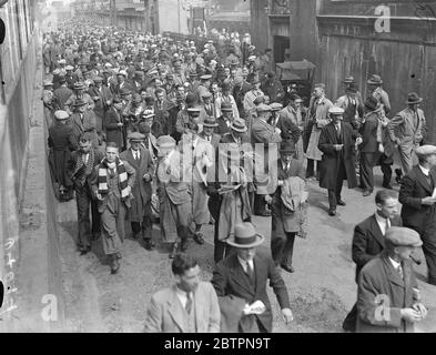 Cup Finale Menschenmengen in Wembley. Die riesigen Menschenmassen, die in Wembley ankommen, um das FA Cup Finale zwischen Sunderland und Preston North End zu sehen. Mai 1937 Stockfoto