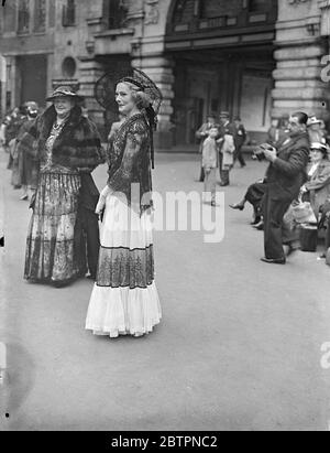 Spanischer Stil für Ascot. Foto zeigt: Ein Kopfschmuck wie eine Mantilla, der mit einem Spitzenkittel getragen wird, von einer Rennfahrerin, die Waterloo Station für den zweiten Tag des Ascot-Treffens verlässt. 16 Juni 1937 Stockfoto