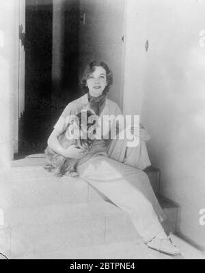 Freiheit in der Mode. Fotoausstellungen: Ida Lupino, die Schauspielerin Tochter des britischen Komikers Stanley Lupino, ruht in ihrem neumodischen Strandschlafanzug aus gestreiftem Material mit ihrem Lieblingshund auf den Stufen des Hollywood-Hauses in der kalifornischen Sonne. Juni 1937 Stockfoto