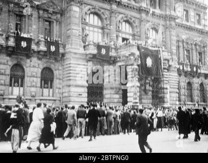 Bilbao begrüßt seine Entführer. Der Empfang, den die belagerten Einwohner von Bilbao den Kaptoren der Stadt, den Rebellen von Gen Franco, zuteil wurden. Die Reaktion der Bürger nach monatelanger Belagerung zeigte sich in Manifestationen außerhalb öffentlicher Gebäude und auf den Straßen. Foto zeigt, Bilbao, Bürger behaupten, die Nationalisten vor dem Grand Theatre in Bilbao . 20 Juni 1937 Stockfoto