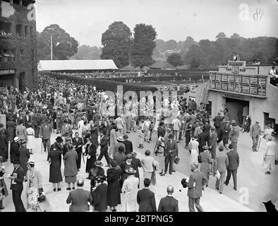 Publikum am Eröffnungstag in Wimbledon. Sommerwetter für eine große Menge auf den Wimbledon-Plätzen zum Eröffnungstag der All England Tennis Championships. Fotoschauen, ein allgemeiner Blick auf die Massen und Spiel am Eröffnungstag in Wimbledon. 21 Juni 1937 Stockfoto