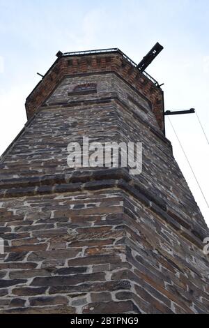 Mittelalterlicher Fährturm in Hatzenport, Moseltal in Deutschland Stockfoto