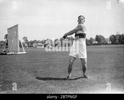 Knapper Sieg bei Polizeisport. Vertreter aller Polizeikräfte des Landes, konkurrierten in der 10. Jährlichen Platz Leichtathletik-Meisterschaften am Imbert Court, Surrey. Foto zeigt, Nummer 13, D Mc D Clarke von der Royal Ulster Constabulary gewinnen die Wurfhammer-Veranstaltung. Juli 1937 Stockfoto