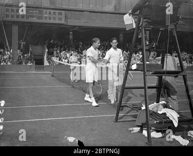 Austin besiegt American in Wimbledon. H W (Bunny) Austin aus Großbritannien schlug den Amerikaner W Sazin, 6-2,6-3,6-0 in den Herren-Singles in Wimbledon. Foto-Shows, H W Austin wird von W Sazin nach dem Spiel gratuliert. 23 Juni 1937 Stockfoto