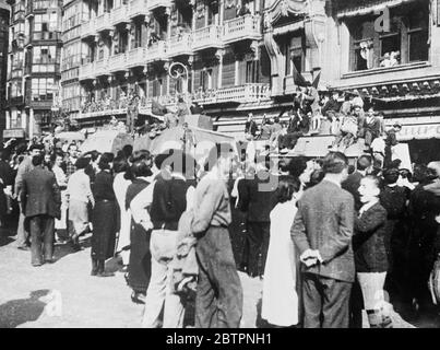 Bilbao begrüßt seine Entführer. Der Empfang, den die belagerten Einwohner von Bilbao den Kaptoren der Stadt, den Rebellen von Gen Franco, zuteil wurden. Die Reaktion der Bürger nach monatelanger Belagerung zeigte sich in Manifestationen außerhalb öffentlicher Gebäude und auf den Straßen. Foto zeigt, die Menge jubelt die nationalistischen Kräfte in einer Straße von Bilbao gefangen. 20 Juni 1937 Stockfoto