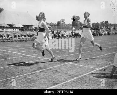 Knapper Sieg bei Polizeisport. Vertreter aller Polizeikräfte des Landes, konkurrierten in der 10. Jährlichen Platz Leichtathletik-Meisterschaften am Imbert Court, Surrey. Foto zeigt, P McLaughlin von der Royal Ulster Constabulary knapp gewann das 880 Meter Finale von EINEM Haire, auch der Royal Ulster Constabulary und im letzten Jahr Gewinner. Juli 1937 Stockfoto