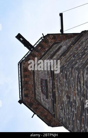 Mittelalterlicher Fährturm in Hatzenport, Moseltal in Deutschland Stockfoto