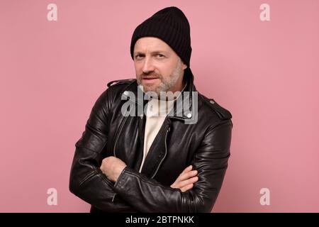 Ernst schöner junger Mann in Lederjacke suchen mit Zweifel Bei der Kamera Stockfoto