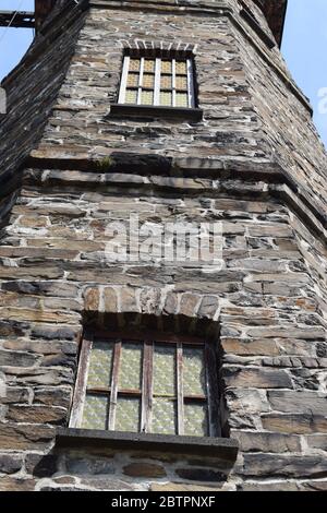 Mittelalterlicher Fährturm in Hatzenport, Moseltal in Deutschland Stockfoto