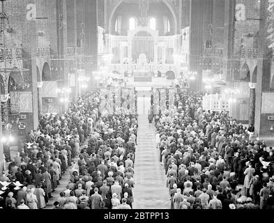 „Friedensmesse“ in der Westminster Cathedral. Die römischen Katholiken in London nahmen an einer besonderen Messe in der Westminster Cathedral Teil, um zurückzukehren. Danke für das Abhören der europäischen Krise. Foto zeigt die Szene während der "Peace Sunday" Messe in der Westminster Cathedral. Oktober 1938 Stockfoto