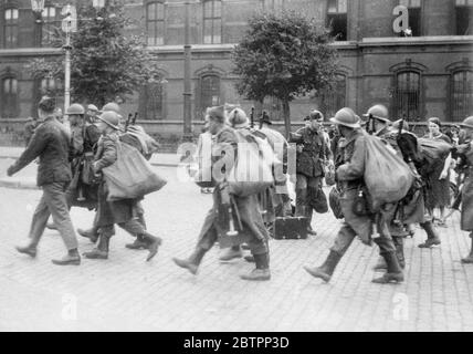 Belgien fordert 270,000 Reservisten. Sechs Klassen von Reservisten, die 270,000 Mann repräsentieren, wurden in Belgien im Zusammenhang mit den militärischen Vorkehrungen, die angesichts der internationalen Krise getroffen wurden, einberufen. Herr Spaak, der Premierminister, hielt eine Rundfunkrede an die Nation, in der er sagte: "Wir sind entschlossen, das Gebiet gegen jeden Angriff zu verteidigen und es nicht zu einer militärischen Verwüstungswelle zu machen". Fotoausstellungen, Reservisten, nachdem sie ihre Ausrüstung erhalten haben, gehen an den Ort der Konzentration in Brüssel. 29. September 1938 Stockfoto