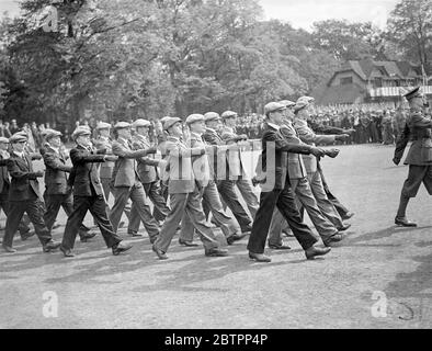 General Viscount Gort bei der British Legion Parade in Sandhurst. Mehr als 5000 Mitglieder der British Legion, die mit dem Bataillon der Gentlemen Cadets am Royal Military College in Sandhurst, anlässlich der jährlichen Kundgebung des südlichen Bereichs der Legion, marschiert sind. Die Legionäre versammelten sich mit den Kadetten auf dem historischen Gelände der College-Parade und wurden von General Viscount Gort, dem Chef des kaiserlichen Generalstabs, inspiziert. Foto zeigt, Herren Kadetten, die in Sandhurst nur eine Woche waren, die am märz teilgenommen haben. September 1938 Stockfoto