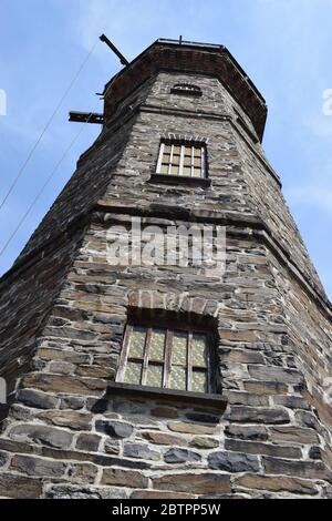 Mittelalterlicher Fährturm in Hatzenport, Moseltal in Deutschland Stockfoto