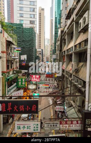 Hongkong / China - 23. Juli 2015: Neon beschildert Werbeläden in einer belebten Straße in Hongkong Stockfoto