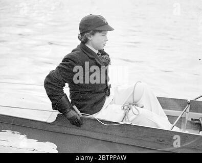 Veilchen ein alter Oxford-Brauch!. Frauen-Boot-Rennen auf der Themse. Die Rudercrews der Frauen, die die Oxford University, die London University und den öffentlichen Dienst vertreten, nahmen an einem Rennen auf der Themse von Kew Bridge nach Chiswick Teil. Foto zeigt, Miss M M Brennan, cox von der Oxford Crew, trägt einen Haufen Veilchen für Glück und Oxford Tradition. 26 Februar 26 1938 Stockfoto