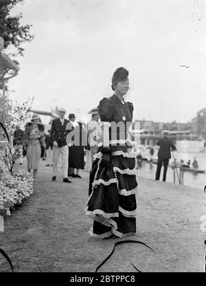 Schnickschnack im Henley. Frau Frank Law trägt ein effektives schwarzes Kleid mit weißen Rüschen bei der Henley Royal Regatta am Finaltag. Juli 1938 Stockfoto