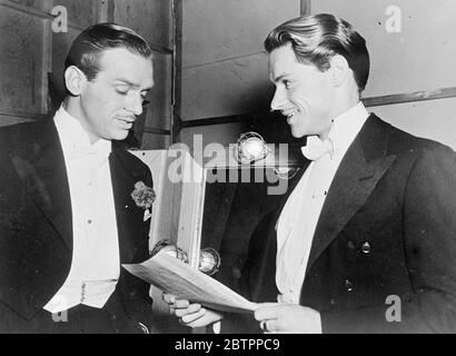 Doug und Double. Douglas Fairbanks, Jr (links) und sein Stand-in, Baron von Thrane, raveal in Los Angeles, Kalifornien, genau das, was die perfekt gepflegten Filmspieler in einer romantischen Komödie tragen. Mr Fairbanks hat seine Linien für eine Szene mit Danielle Darrieux, der französischen Schauspielerin, in "The Rage of Paris", einer neuen Hollywood-Produktion, aufpoliert. Mai 1938 Stockfoto