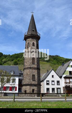 Mittelalterlicher Fährturm in Hatzenport, Moseltal in Deutschland Stockfoto