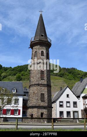 Mittelalterlicher Fährturm in Hatzenport, Moseltal in Deutschland Stockfoto