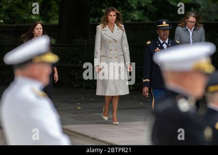 US First Lady Melania Trump, Karen Pence und Leah Esper kommen zur Zeremonie zur Kranzniederlegung des Präsidenten anlässlich des Memorial Day auf dem Arlington National Cemetery am 25. Mai 2020 in Arlington, Virginia. Stockfoto