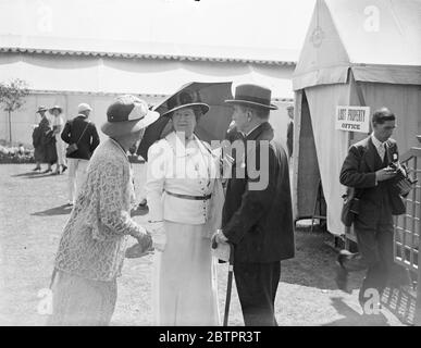 Earl Baldwin in Henley. Earl und Countess Baldwin waren unter den Zuschauern am letzten Tag in Henley, der bei strahlender Julisonne stattfand. Fotoausstellungen, Earl und Countess Baldwin, fotografiert in Henley. Juli 1937 Stockfoto