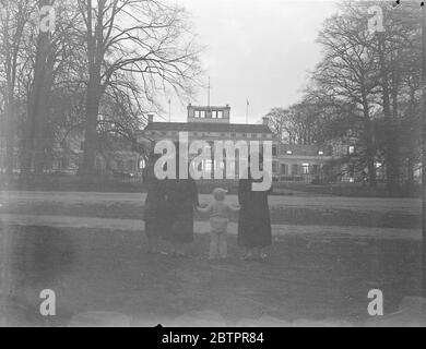 Warten immer noch auf Royal Baby. Nachtwache im Soestdijk Palace. Holland wartet noch auf die Ankündigung der Geburt von Prinzessin Julianas Baby. Die Prinzessin selbst machte wieder den üblichen kurzen Spaziergang im Soestdijk Palace Park, begleitet von ihrer Mutter, Königin Wilhelmina. Foto zeigt, warten vor Soestdijk Palace in der Dämmerung für die Ankündigung der Geburt des Babys. Die beleuchteten Fenster auf der rechten Seite sind der Raum, in dem das Baby geboren werden soll. 20. Januar 1938 Stockfoto