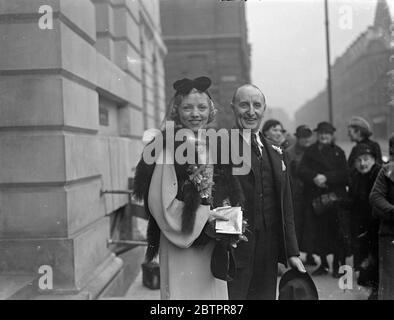 Lachende Braut von Dave O'Gorman. David O'Gorman (einer der O'Gorman Brüder, die Musikhalle Künstler) war im St Pancras Register Büro verheiratet, mit Miss Mabel Elizabeth Graham, eine Tänzerin des Regent's Park. Herr O'Gorman ist 45 und seine Braut 25. Sie haben sich vor zwei Jahren kennengelernt, als sie beide auf Tour in der 'Roundabout Regent Street' waren.Herr O'Gorman war zuvor zweimal mit seiner früheren Frau, Pearl Dawn, der Schauspielerin, verheiratet. Ihre erste Ehe wurde 1927 aufgelöst und die zweite im letzten Jahr. Aber die Shows, die Braut lacht, als sie das Register verlassen, nach der Zeremonie. 21. Januar 1938 Stockfoto