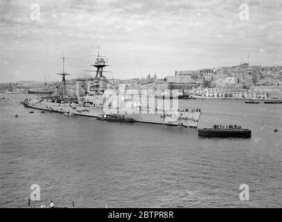 Das größte Kriegsschiff der Welt auf Malta. HMS Hood, das größte Kriegsschiff der Welt vor Anker im Hafen von Valletta, der Hauptstadt von Malta, wo Schiffe der britischen Marine vor dem Verlassen auf die kombinierten Übungen der Heimat-und Mittelmeer-Flotten, die auf den Südatlantik, aufgrund der Gefahr in spanischen Gewässern übertragen. Hinter "Hood" schwungvoll ist die Stadt Valletta, die viele Relikte der Besetzung der alten Ritter von Malta enthält. Dieses Bild wurde von 'HMS Courageous' aufgenommen, als der Flugzeugträger den Hafen betrate. März 1937 Stockfoto