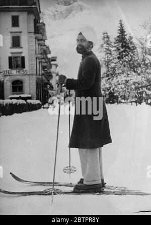 Turban und Ski in der Schweiz. Der Turban ist für die glühenden Sonnen Indiens passender als die schneebedeckten Höhen der Schweiz, aber in diesem Bild behält Mueenddin Chulan aus Lahore, Indien, die ihm eigentümliche Tracht seines Landes, als er sich auf den Skiern in den Engelberg aufmacht. 28. Januar 1938 Stockfoto