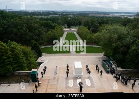US-Präsident Donald Trump begrüßt während der Zeremonie zur Kranzniederlegung des Präsidenten anlässlich des Memorial Day auf dem Nationalfriedhof Arlington am 25. Mai 2020 in Arlington, Virginia. Stockfoto