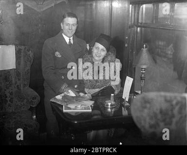 Berühmte Jockeys ab nach Amerika. Jack Sirrett, der Jockey, und seine Frau und Harry Wragg, ebenfalls ein berühmter Jockey und seine Frau, verließen Waterloo Station auf dem 'Aquitania'-Bootszug nach Amerika. Foto zeigt Jack Sirrett und Mrs Sirrett in ihrer Kutsche in Waterloo. Januar 1938 Stockfoto