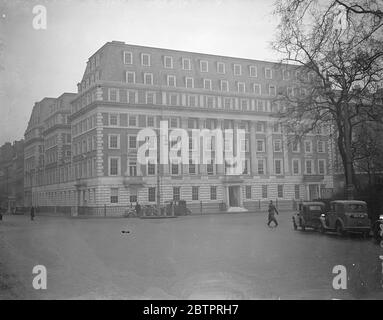 Amerika und London. Neues Botschaftsgebäude am Grosvenor Square. An einem der schönsten Plätze Londons, nicht weit vom Buckingham Palace entfernt, wurde ein modernes Gebäude an die Stelle eines Häuserblocks mit altmodischen Häusern gestellt und ist das neue Zuhause der Botschaft der Vereinigten Staaten. Im siebenstöckigen "Skyscraper"-Gebäude am Grosvenor Square sind die Botschaft, das Konsulat und die Büros der Militär-, Marine-, Handels- und Landwirtschaftsämter zusammengefasst, anstatt wie bisher in ganz London verteilt zu sein. Briefrutschen in den Wänden aller Räume werden verwendet, um Männer ohne Verzögerung an die Versandagentur zu übermitteln. Die Botschafter Ro Stockfoto