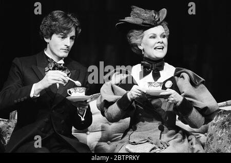 Nigel Havers (Algernon Moncrieff), Judi Dench (Lady Bracknell) in THE BEDEUTSAMKEIT OF BEING ERNSTHAFT von Oscar Wilde am Lyttelton Theatre, National Theatre (NT), London 16/09/1982 Design: John Bury Regie: Peter Hall Stockfoto