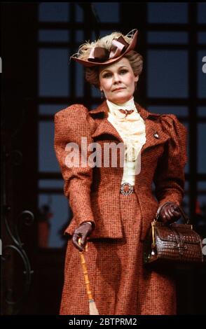 Judi Dench (Lady Bracknell) in THE BEDEUTSAMKEIT OF BEING ERNSTHAFT von Oscar Wilde am Lyttelton Theatre, National Theatre (NT), London 16/09/1982 Design: John Bury Regie: Peter Hall Stockfoto