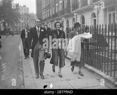 Königinnen-Urneffe und Patenkind getauft. Der Königinnen-Großneffe und Patenkind, der Säuglingssohn von Herrn und Frau John Wills, wurde in der St. Paul's Church, Knightsbridge getauft. Er erhielt die Namen Andrew Arnold Lion. Die Mutter des Babys ist die Tochter der ältesten Schwester der Königin, Lady Elphinstone. Foto zeigt das Baby und seine Eltern, Herr und Frau John Wills, auf dem Weg zur Kirche von der Heimat 10 Wilton Crescent.. 28. Oktober 1937 Stockfoto