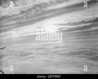 Dies ist ein englischer Nebel. Dieses Foto, aus der Luft über Devonshire, England. Zeigt Sonnenuntergang über einer Nebelbank, die bis zu einer Tiefe von 4000 Fuß abstieg. Der Nebel war fast 200 Meilen im Umfang, die sich von den Außenbezirken von London, Plymouth. Das Bild wurde von einem Planeten-Nachrichtenfotografen gemacht, der in einem speziellen Flugzeug von einem Auftrag in Plymouth drehte. 20. Oktober 1937 Stockfoto