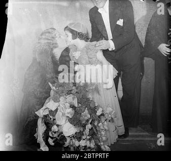 Kuss von Gracie Fields. Das New Prince of Wales Theater wurde eröffnet. Gracie Fields, der Komiker, eröffnet Londons neuestes Theater, das wiederaufgebaute Prince of Wales, in der Coventry Street. Das neue Theater, das bereits als Heimat von Londons Folics Bergare bezeichnet wurde, wurde in etwas mehr als neun Monaten komplett umgebaut. Foto zeigt, Gracie Fields belohnt mit einem Kuss kleine Miss Clora, die ihr mit einer Fliege bei der Eröffnungszeremonie überreicht. 27. Oktober 1937 Stockfoto