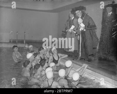 Oberbürgermeister am Schwimmbad. Eröffnung der City of London School Extension. Der Oberbürgermeister von London, Sir Harry Twyford, eröffnete die hundertjährige Erweiterung der City of London School am Victoria Embankment. Foto zeigt, der Oberbürgermeister, die Jungen im neuen Schwimmbad zu beobachten. 24. November 1937 Stockfoto