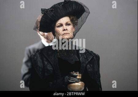 Judi Dench (Louise Rafi) im MEER von Edward Bond im Lyttelton Theatre, National Theatre (NT), London 12/12/1991 Design: Bob Crowley Beleuchtung: Paul Pyant Regie: Sam Mendes Stockfoto